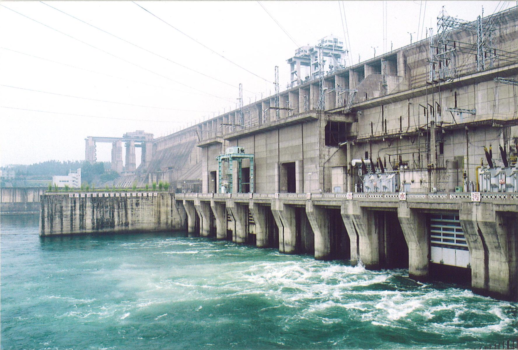 danjiangkou-dam-downstream-side-july-2005.jpg