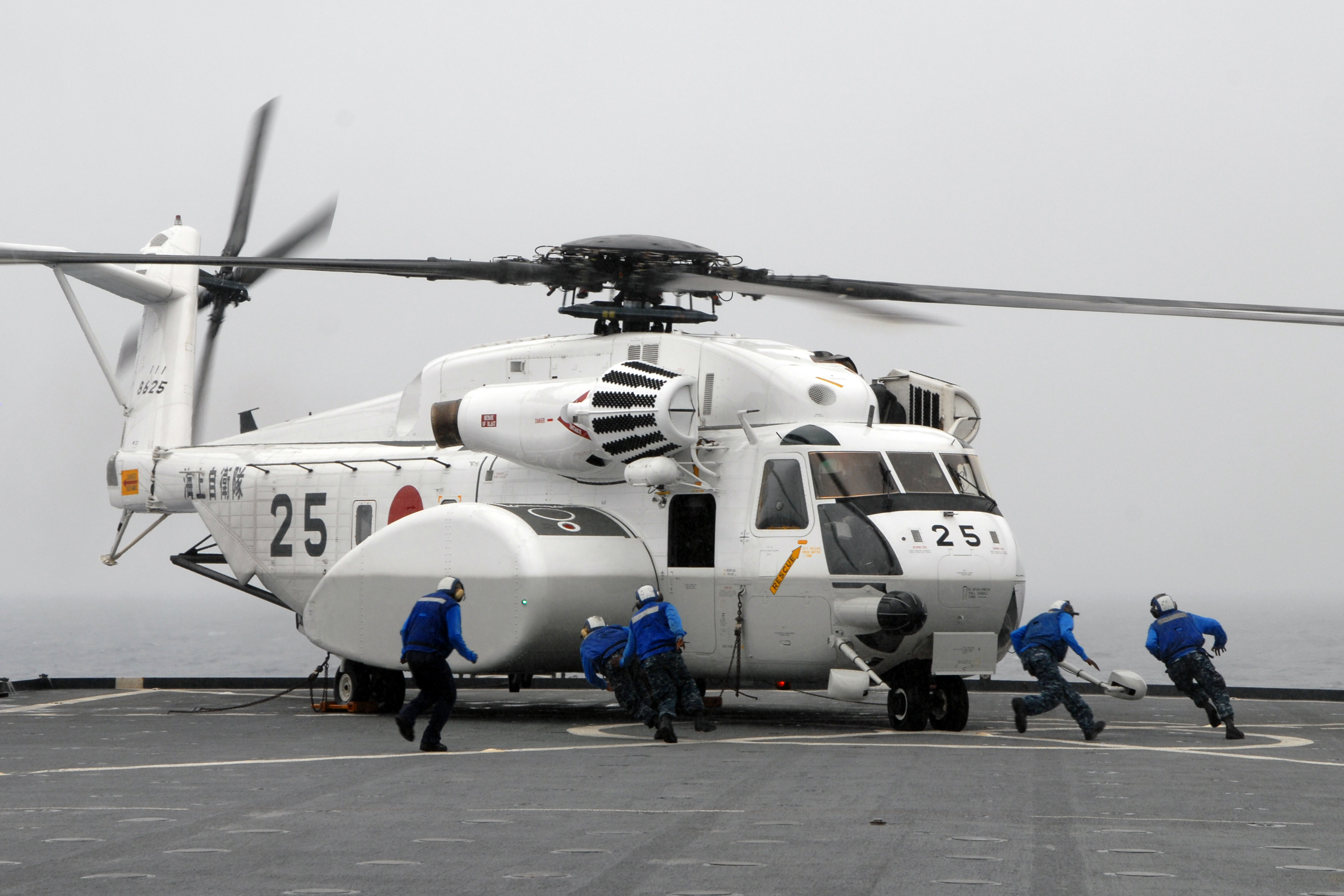US_Navy_111031-N-JL506-553_An_MH-53E_Super_Stallion_helicopter_from_the_Japan_Maritime_Self-Defense_Force_%28JMSDF%29_Helicopter_Mine_Squadron_111_land.jpg