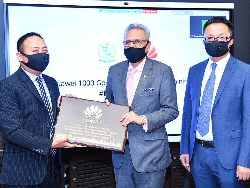 vice president of huawei middle east region li xiangyu presenting souvenir to president arif alvi at aiwan e sadr on may 03 2021 photo pid