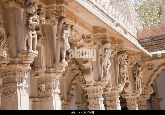 architectural-details-of-a-temple-swaminarayan-akshardham-temple-ahmedabad-d2pw8j.jpg