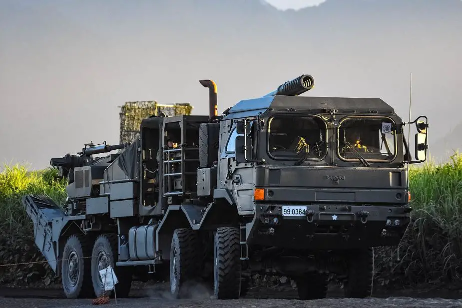 Japanese_army_unveils_new_Type_155_8x8_wheeled_self-propelled_howitzer_925_001.jpg