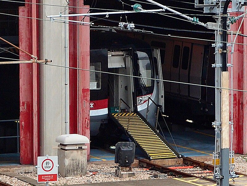 799px-MTR_CRC_Train_Emergency_Exit.jpg