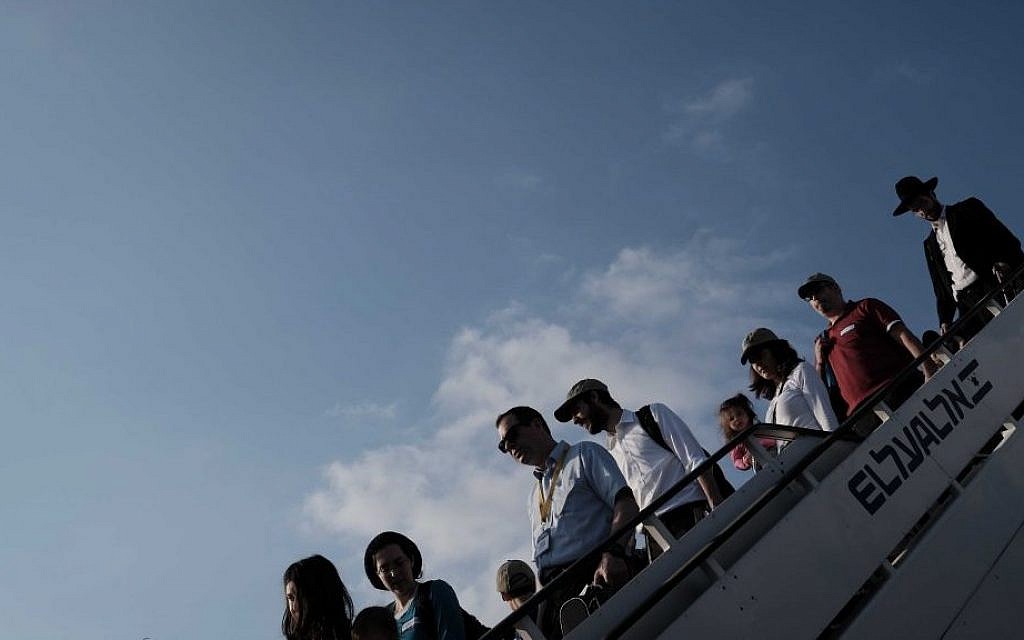 Illustrative: New immigrants to Israel disembarking a plane in Tel Aviv, on August 17, 2016. (Tomer Neuberg/Flash90)