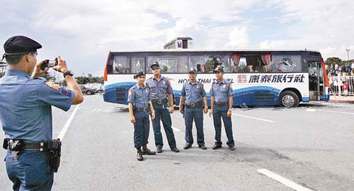 manila-philippines-filipinos-taking-photos-during-hostage-crisis-01.jpg