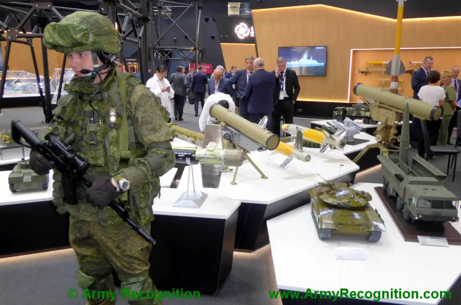 Russian_servicemen_receive_new_Ratnik_combat_gear_1.JPG