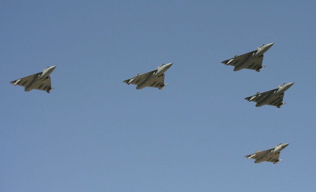 Light-Combat-Aircraft-LCA-Tejas-Formation-01_thumb%25255B1%25255D.jpg