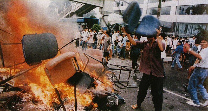 800px-Jakarta_riot_14_May_1998.jpg