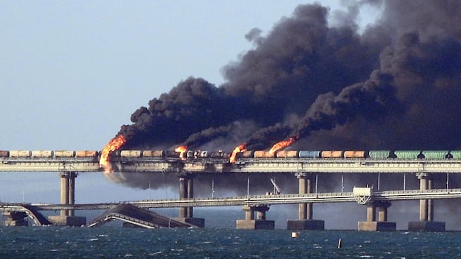 Schwarzer Rauch am Samstagmorgen auf der Krim-Brücke nach der Explosion