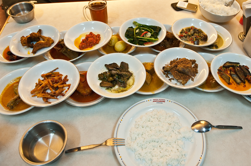 Minangkabau_cuisine_Bukittingi.jpg