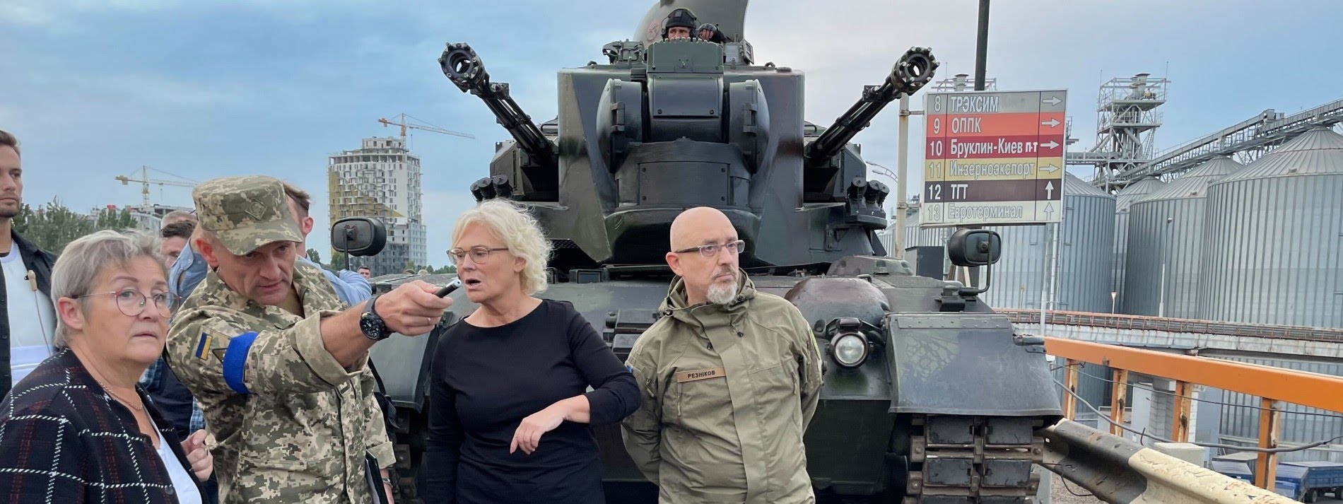 Verteidigungsministerin Christine Lambrecht (SPD, 2.v.r) besichtigt mit ihrem ukrainischen Amtskollegen Olexij Resnikow (r.) im Getreidehafen von Odessa Flugabwehrpanzer vom Typ Gepard.