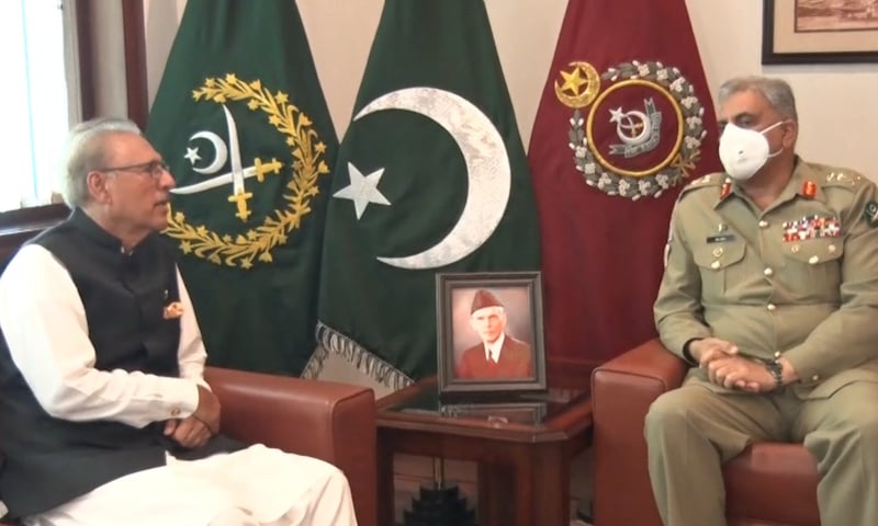 President Dr Arif Alvi (L) in a meeting with Chief of Army Staff Gen Qamar Javed Bajwa at GHQ. — APP