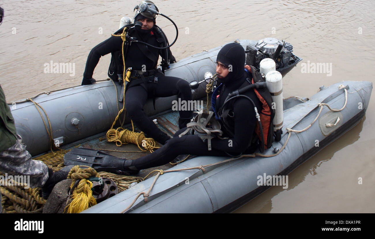 srinagar-indian-administered-kashmir-21st-mar-2014-indian-navy-divers-DXA1PR.jpg