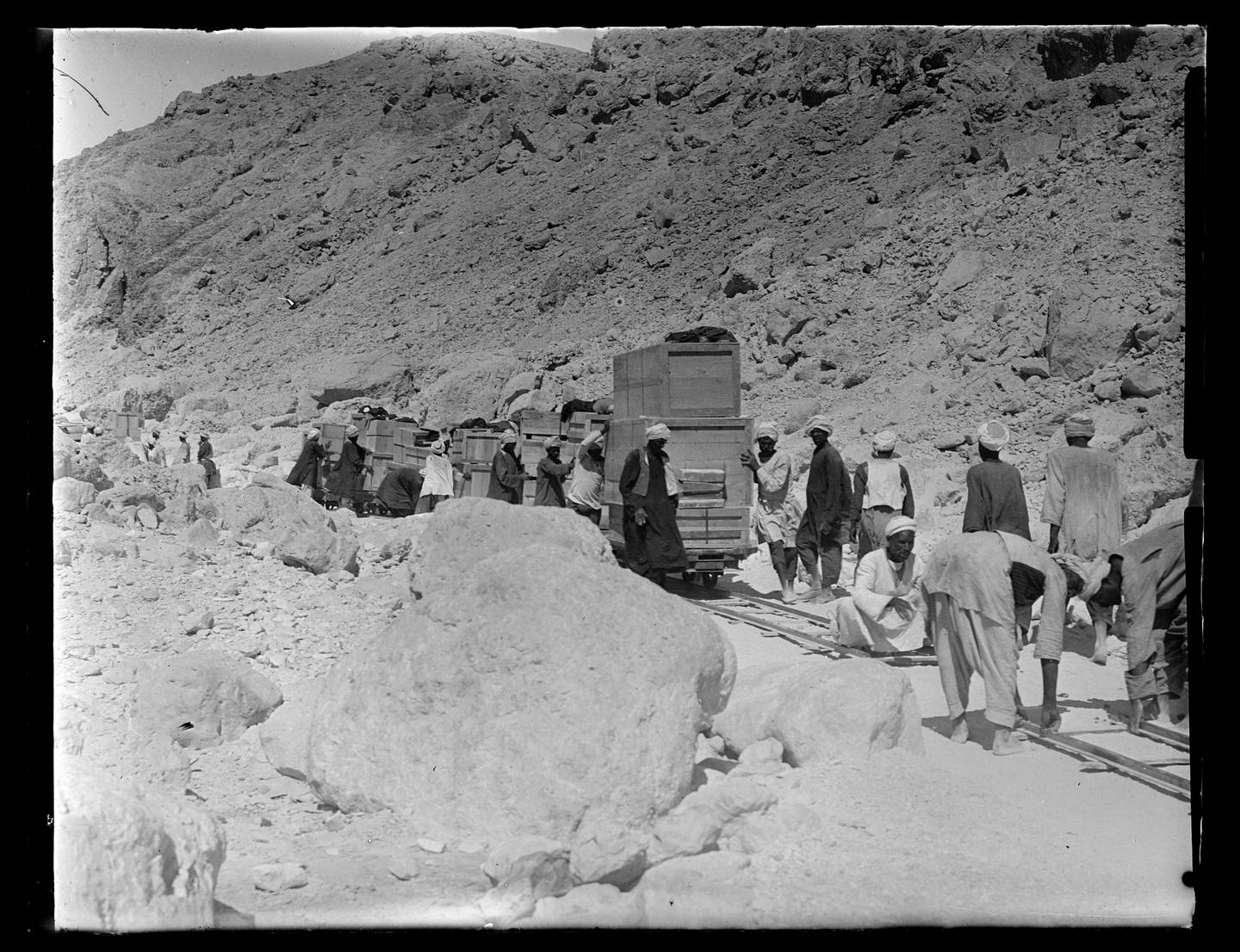 Moving crates from the Valley of the Kings by rail. Photo: The Bodleian Libraries/University of Oxford