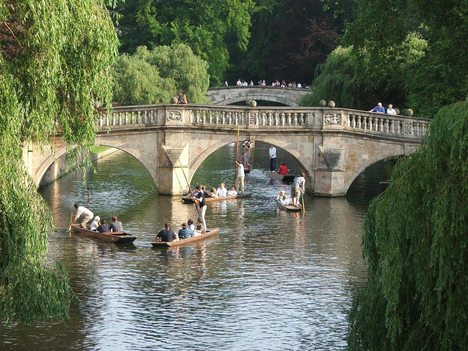 Punting_on_river_cam_2005.jpg