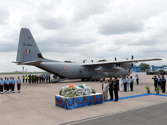 pranab-mukherjee-salutes-at-the-body-of-dr-kalam.jpg