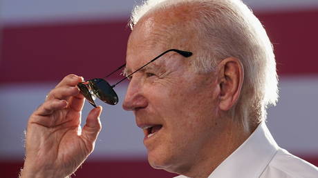 US President Joe Biden puts on sunglasses as he leaves after a news conference, following the U.S.-Russia summit with Russia's President Vladimir Putin, in Geneva, Switzerland, June 16, 2021. © REUTERS/Kevin Lamarque