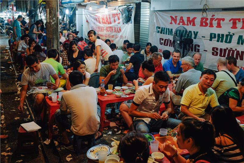 street-food-in-hanoi-at-night-915.jpeg