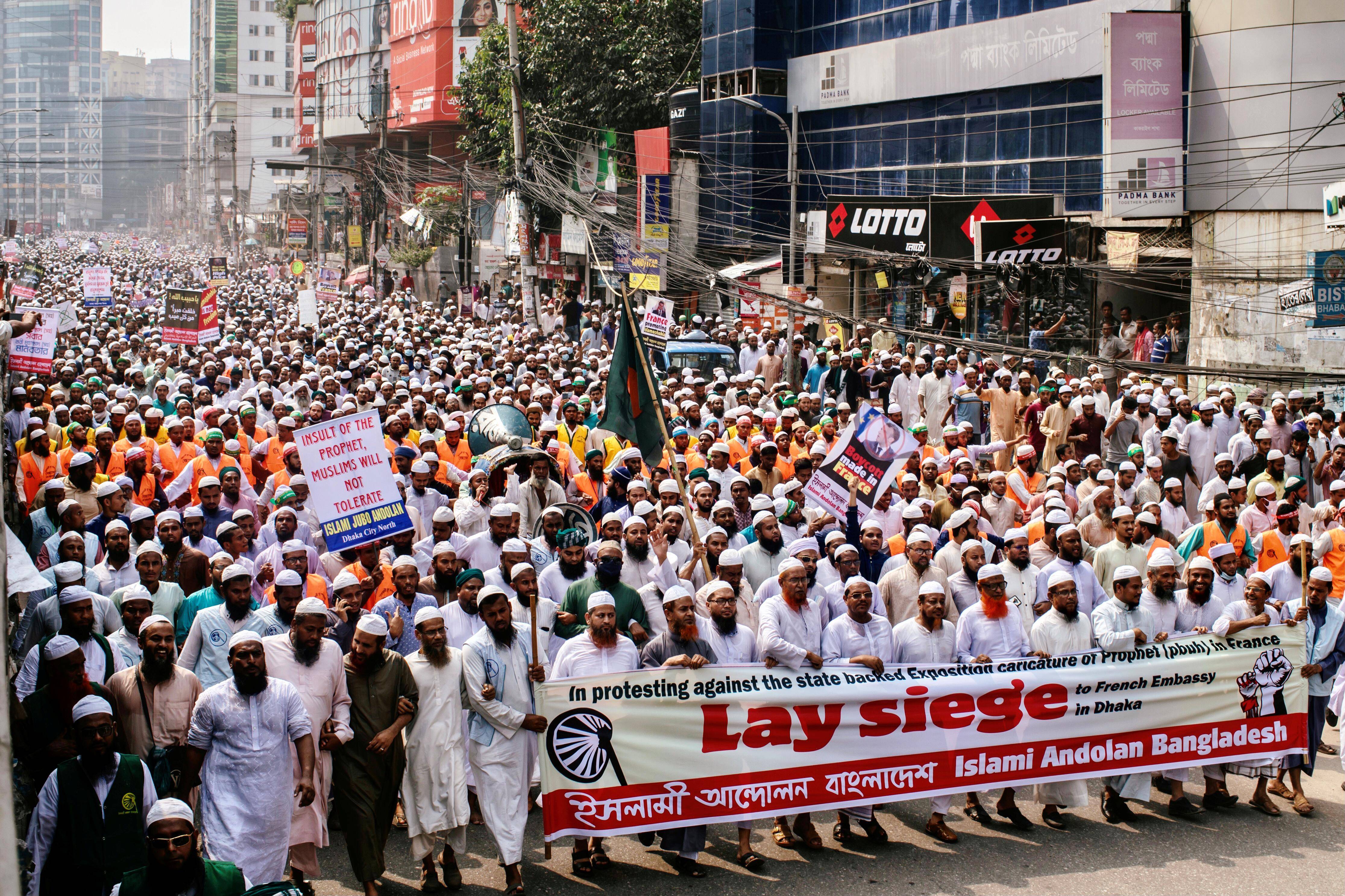 Supporters and activists of the Islami Andolan Bangladesh, an Islamic political party, take part in a protest calling for the boycott of French products and to denounce the French President Emmanuel Macron for his comments over a cartoon of Prophet Muhammad, in Dhaka, Bangladesh, October 27, 2020. (STRINGER)