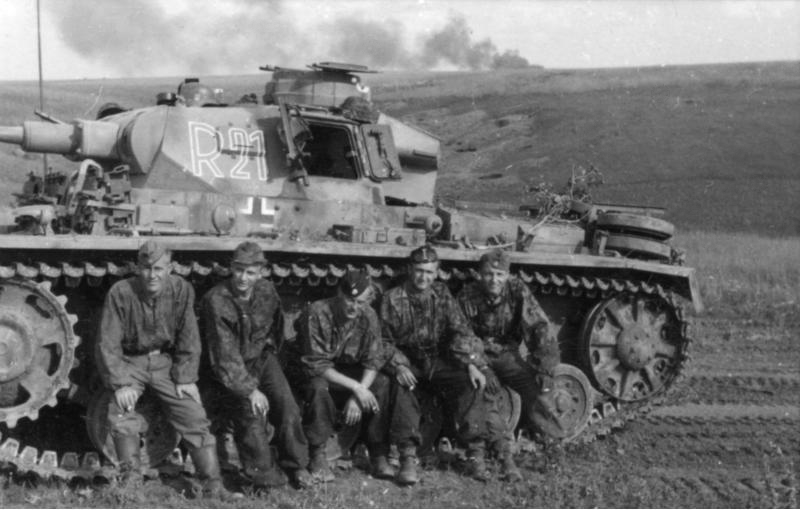 Bundesarchiv_Bild_101III-Zschaeckel-208-25%2C_Schlacht_um_Kursk%2C_Panzer_III.jpg