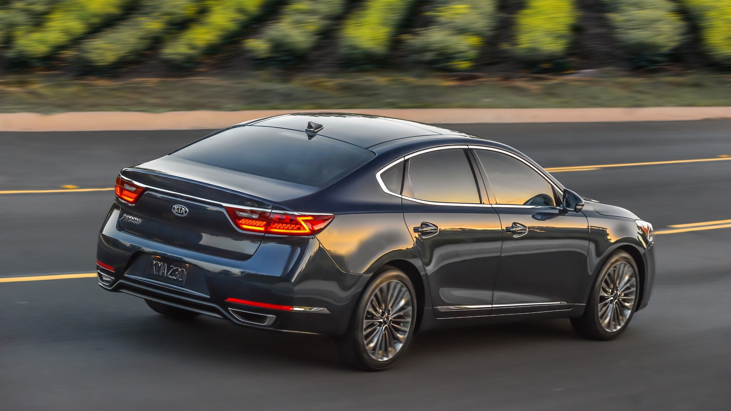 2017-kia-cadenza-stands-out-in-new-york_13.jpg