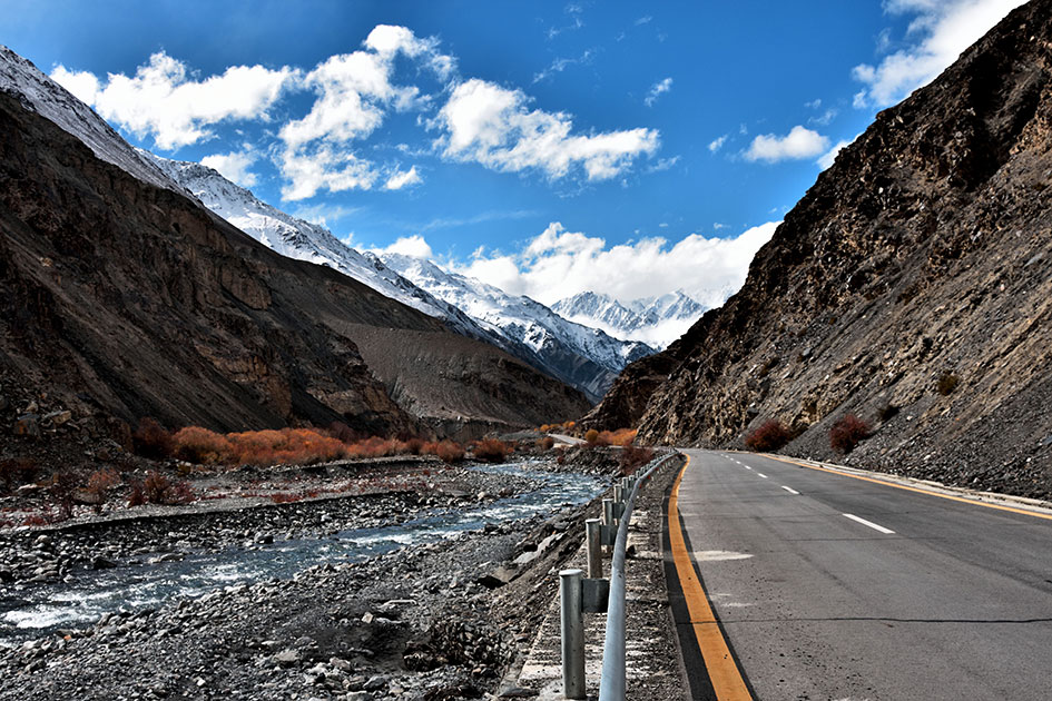 Upper-Karakoram-Highway-near-Khunjrab-Pass.jpg