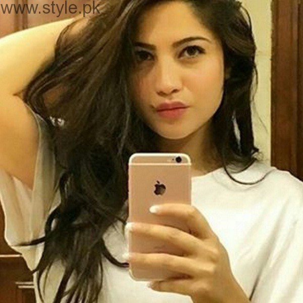 Neelum-Muneer-Face-Mole-600x600.jpg