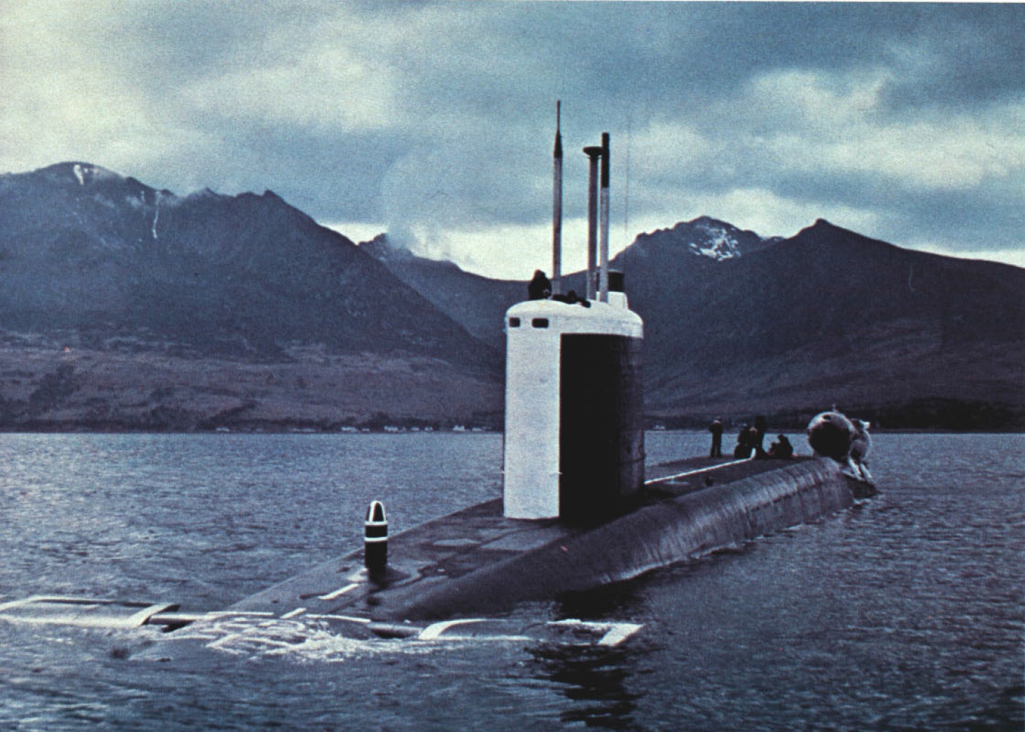 HMS_Repulse_%28S23%29_in_the_Firth_of_Clyde_c1979.jpg
