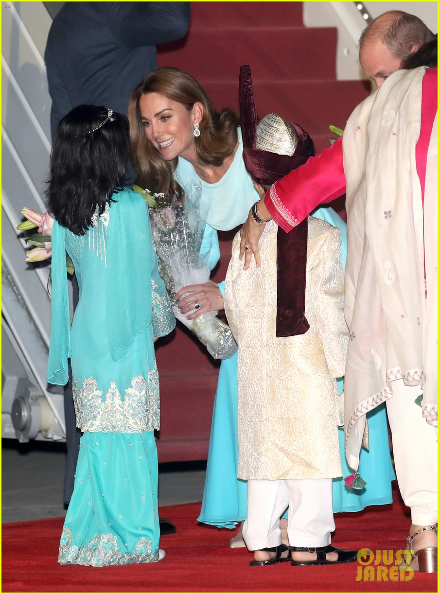 kate-middleton-prince-william-arrive-in-pakistan-10.jpg