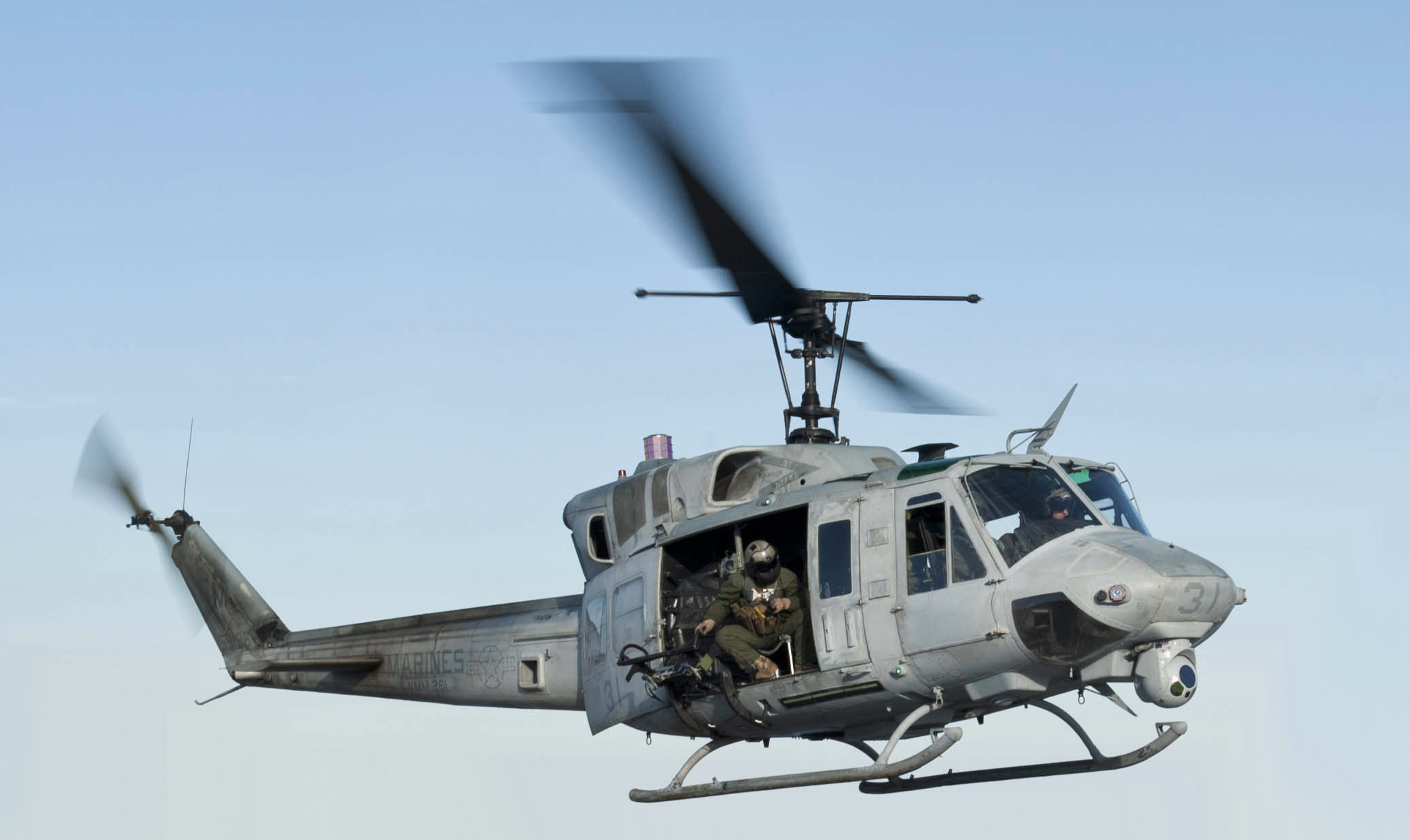 120131-N-XK513-120_Sailor_directs_a_UH-1N_Huey_helicopter_from_%28VMM%29_261_%28cropped%29.jpg