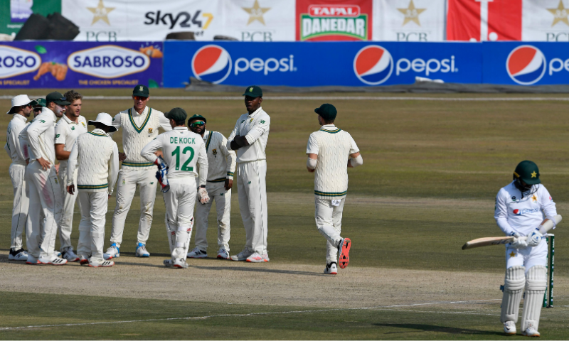 South Africa's players celebrate after the dismissal of Pakistan's Yasir Shah (R) during the second day of the second Test cricket match between Pakistan and South Africa at the Rawalpindi Cricket Stadium. —  AFP