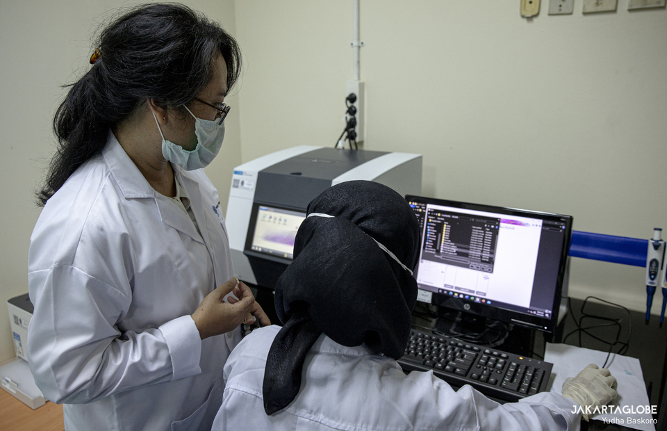 LIPI researchers conduct a daily test on the lab at LIPI chemical laboratory, in Serpong, Tangerang, Banten on Monday (31/08). (JG Photo/Yudha Baskoro)