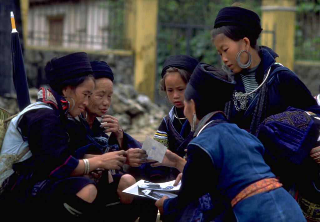 Black_hmong_women_sapa_vietnam_1999.jpg