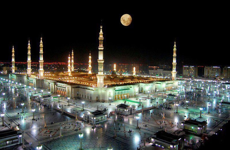 2-photos-of-madina-a-dreamy-night-view-of-masjid-an-nabawi-madina-with-full-moon-overhead-pictures-of-madina.jpg