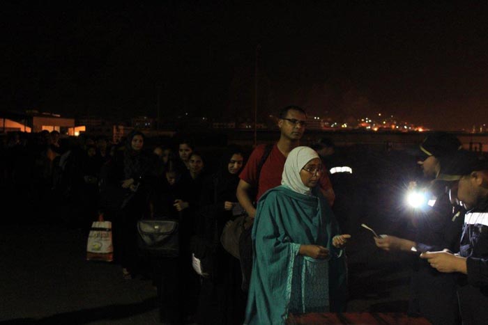 6.-checking-documents-prior-embarkation-at-aden-port.jpg