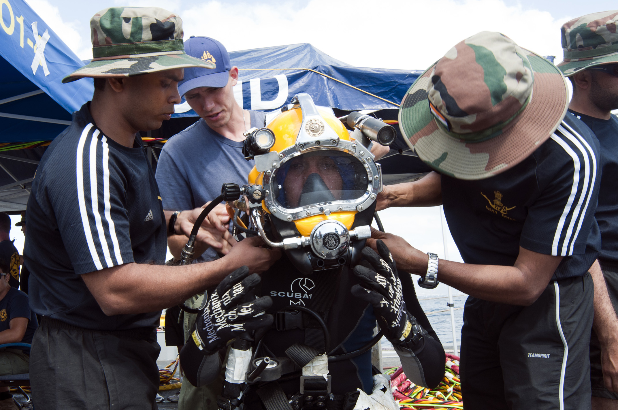 US_Navy_120213-N-WX059-078_Leading_Seaman_Clearance_Diver_2nd_Class_YK_Sharma,_from_the_Indian_navy,_prepares_to_dive_off_the_coast_of_Oahu,_Hawaii.jpg
