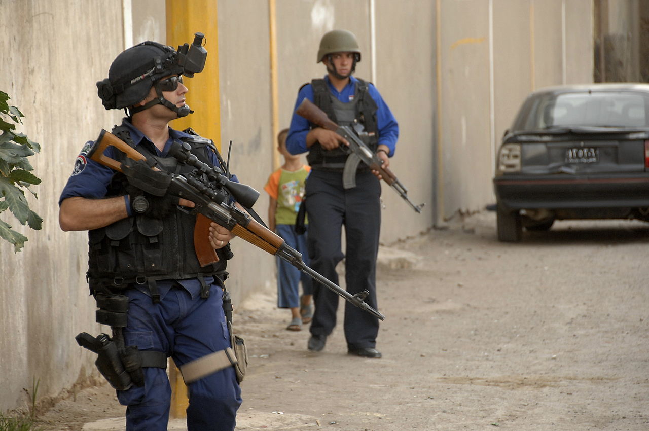 1280px-Iraqi_police_officer_with_Tabuk_sniper_rifle.jpg