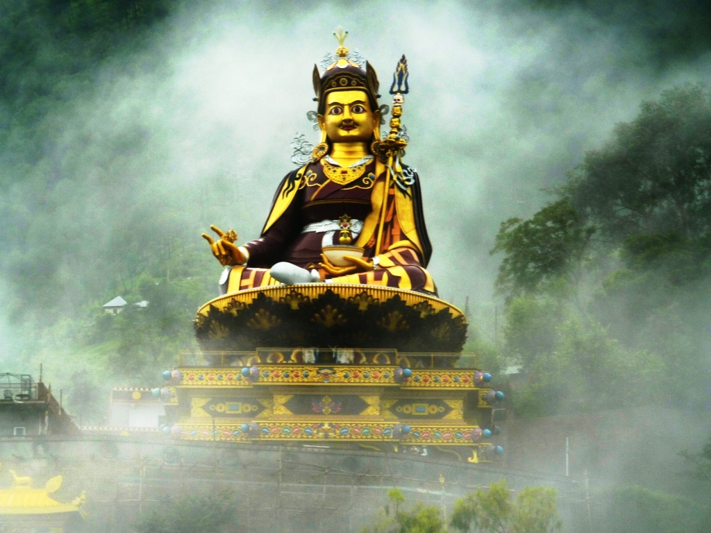Guru_Rinpoche_in_mist_2.jpg
