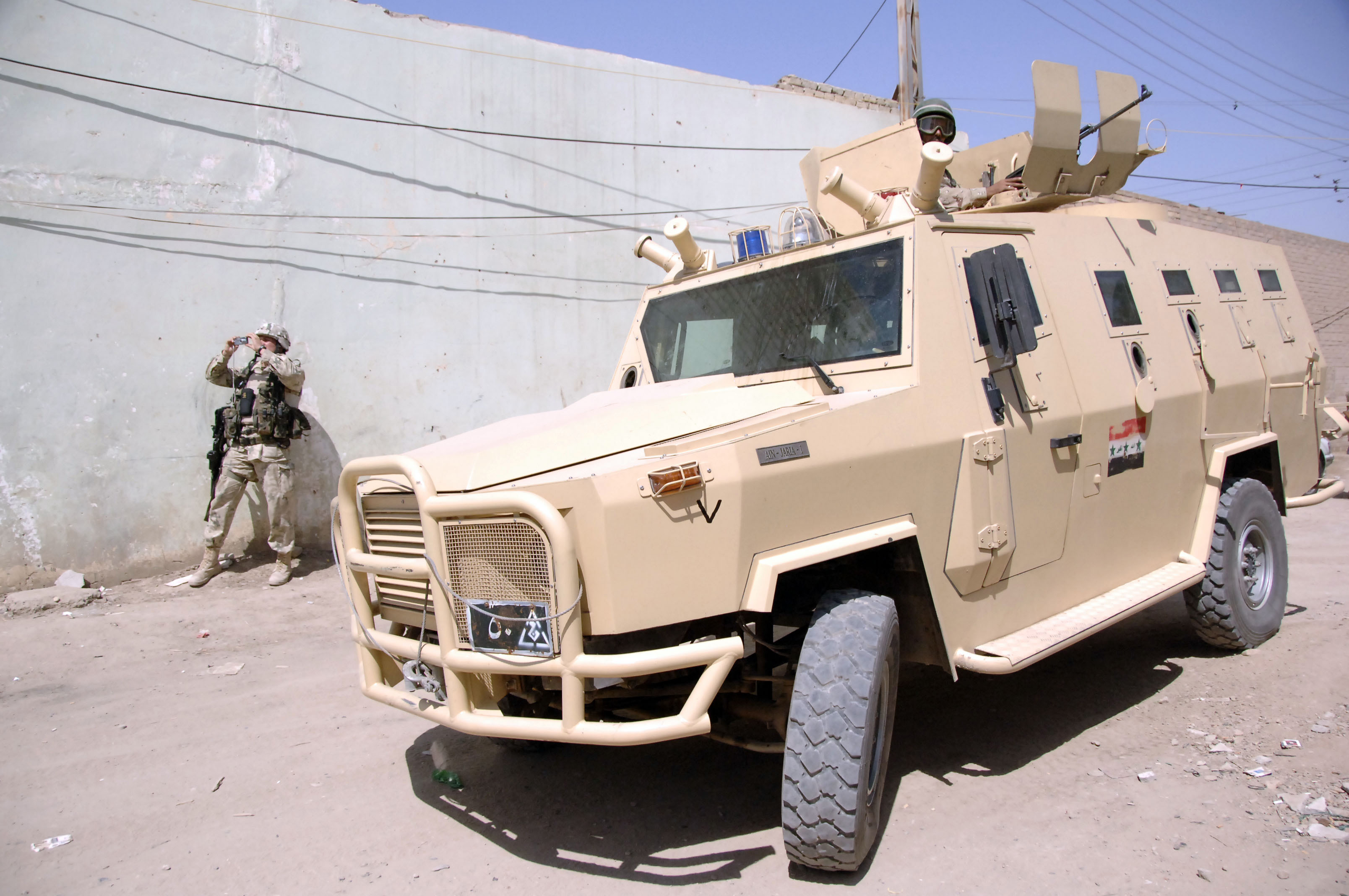 Dzik_APC_transports_Iraqi_army_soldiers.jpg