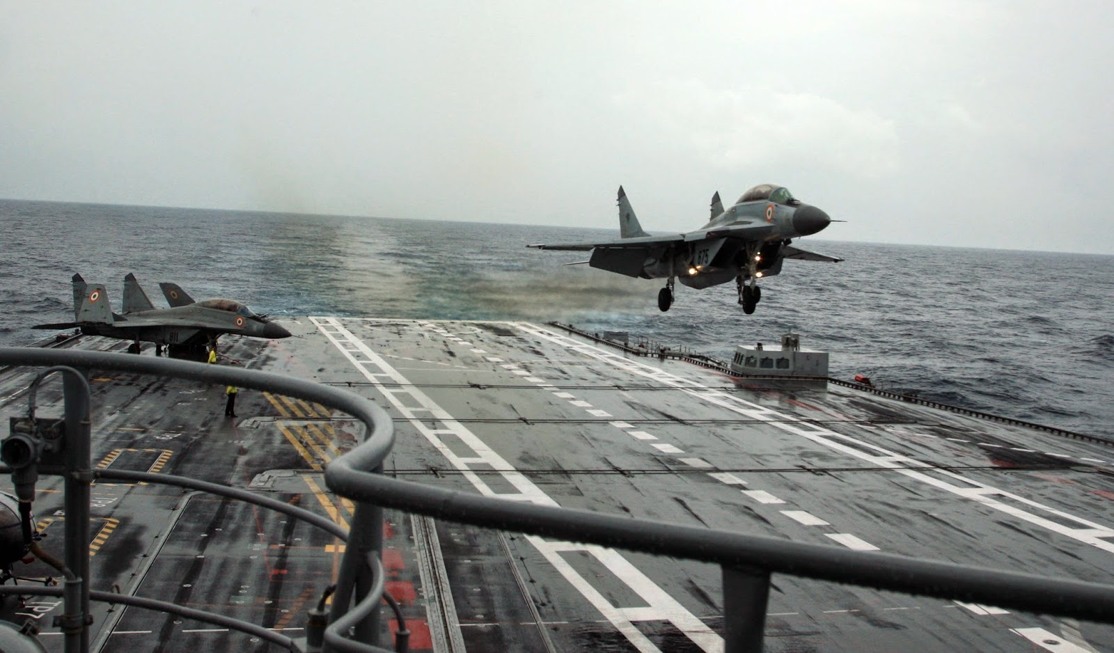 A_MiG-29K_performs_a_touch_and_go_landing_on_INS_Vikramaditya_during_Narendra_Modi%27s_visit.jpg