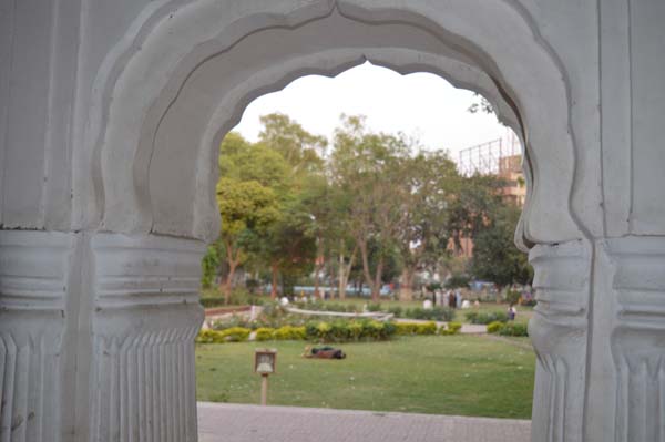 the-shreanwala-bagh-as-seen-from-arch-in-baradari.jpg