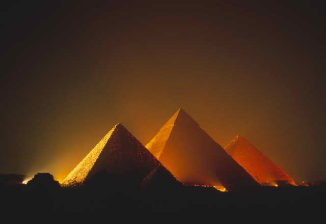 7940_IlluminatedPyramidsofGizaatnight.jpg