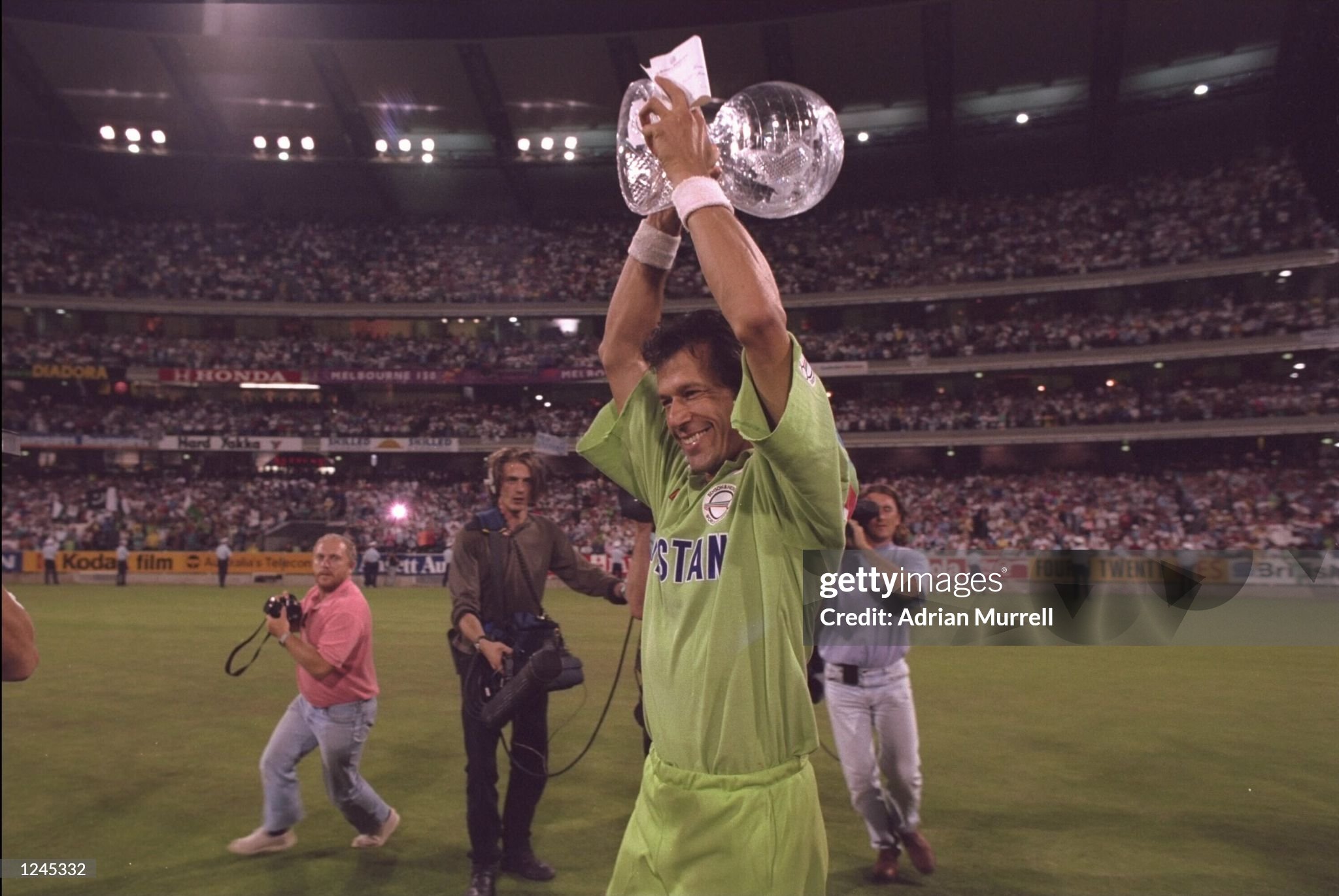 world-cup-92-imran-trophy.jpg