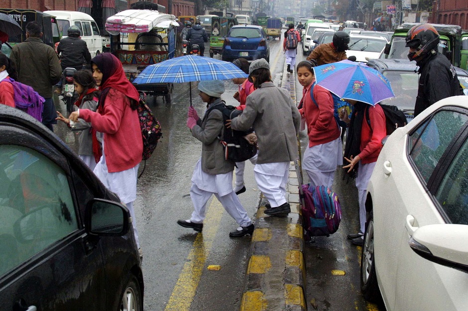 school-students-are-going-back-their-homes-after-winter-vacation-extend-in-lahore-ppi-1578382093.jpg