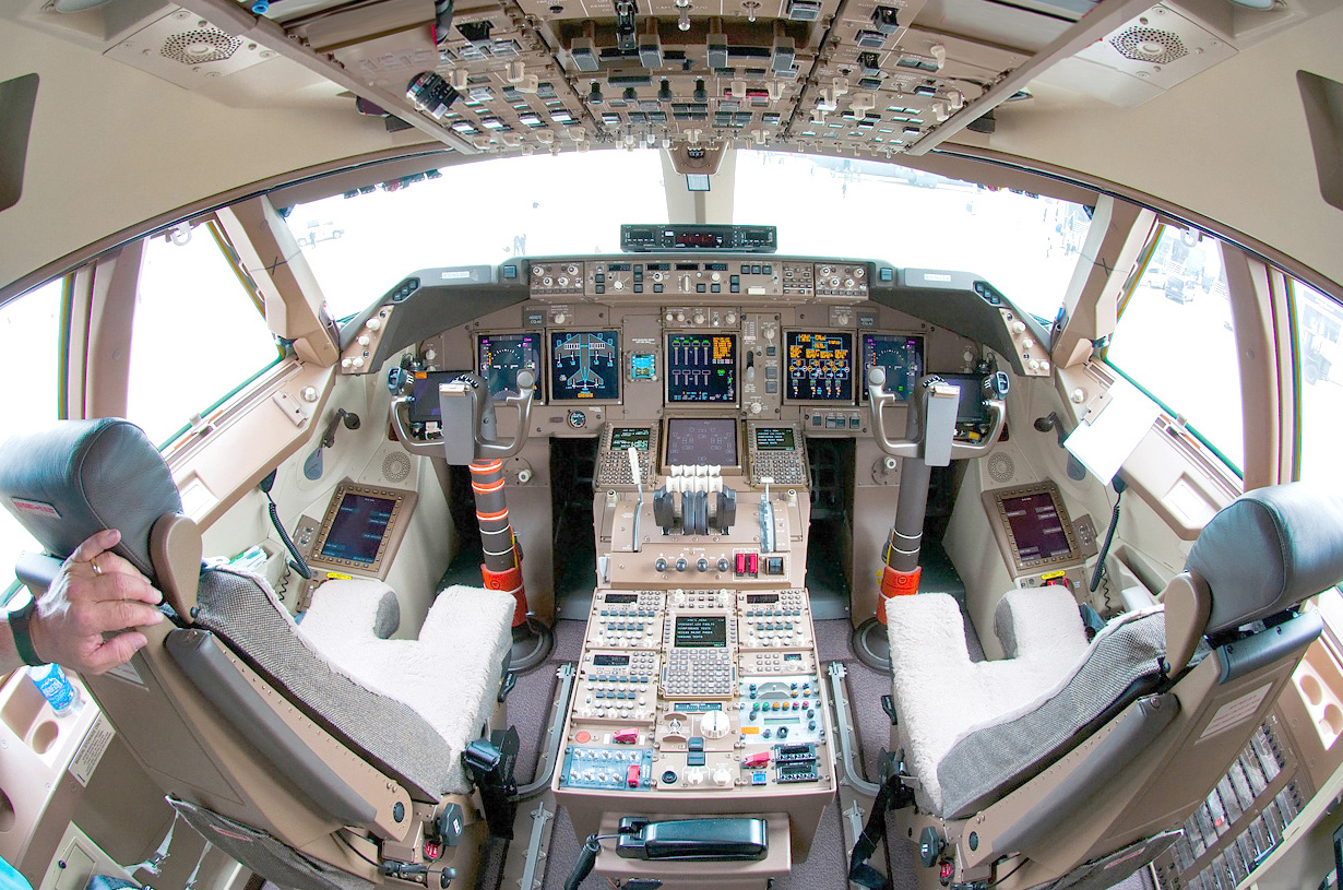 Boeing_747-8_flight_deck_Beltyukov.jpg