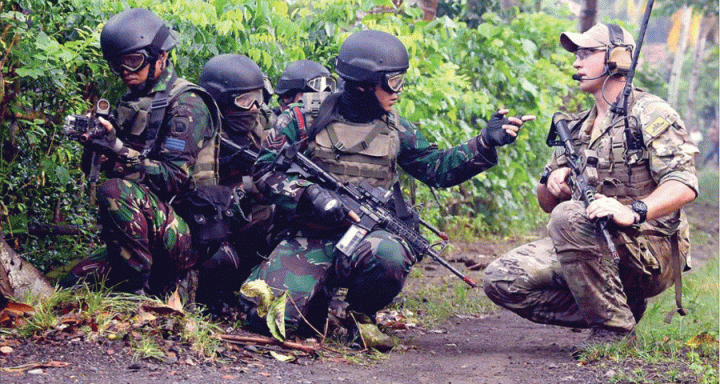 Pasukan-Intai-Amfi-bi-Korps-Marinir-TNI-AL-dan-Tim-ODA-1216-Special-Force-US-Army-menyisir-lokasi-menuju-sasaran-di-daerah-Gua-Kikik-Lampon-Pesanggaran-kemarin.gif