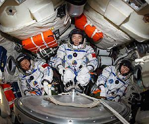 china-astronauts-liu-wang-jing-haipeng-liu-yang-training-capsule-re-entry-shenzhou-9-lg.jpg