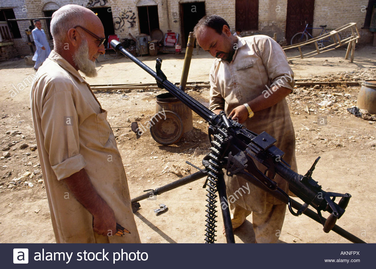 gunsmiths-repair-a-heavy-machine-gun-darra-north-western-frontier-AKNFPX.jpg