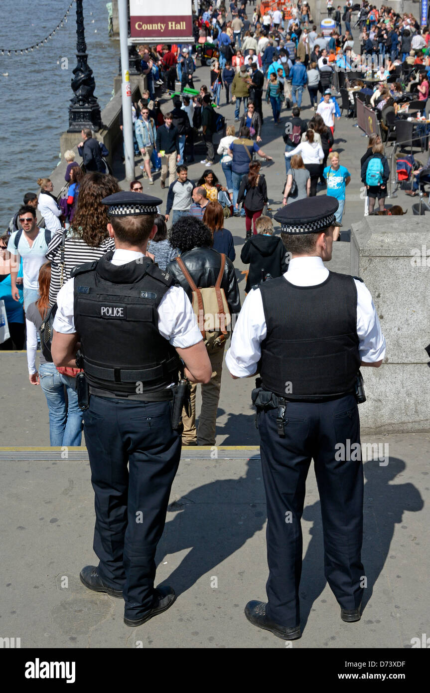 metropolitan-police-officers-watching-crowds-of-tourists-on-county-D73XDF.jpg