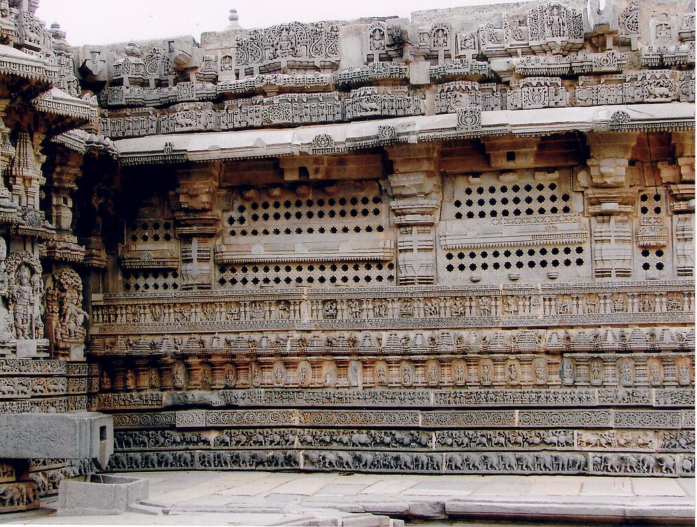 1016px-Wall_Decoration_at_Kesava_Temple_in_Somanathapura_retouched.jpg