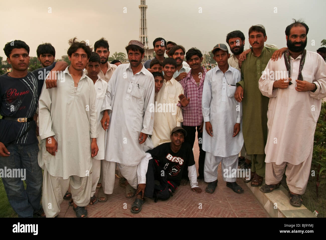 lahore-old-lahore-pakistan-punjab-street-young-men-BJ9YMJ.jpg
